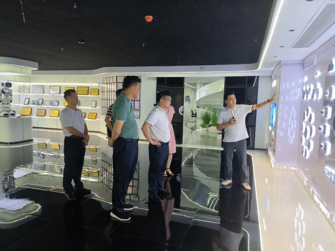 XuSu, director of Meizhou Municipal Government Data Management Bureau, and his party visited Fei Xiang Yun for research