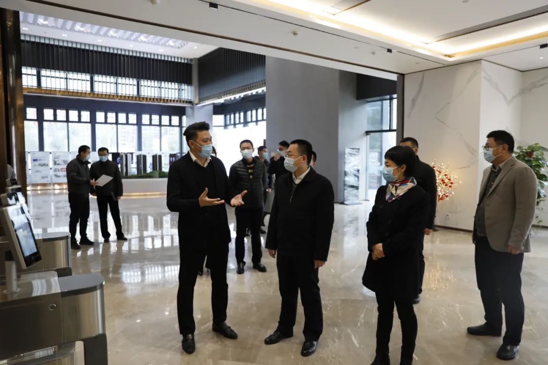 市委常委、常务副市长、梅江区委书记陈金銮、区长钟秀堂率队到飞翔云公司调研